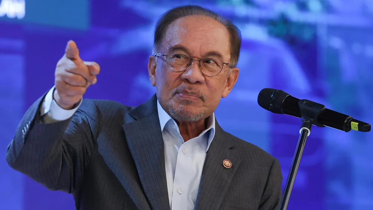 Anwar (foto) ketika menyampaikan ucapan sempena Majlis Peluncuran Pemberian Bantuan Khas Kewangan kepada Pemandu Teksi, Kereta Sewa dan Bas Sekolah Zon Tengah di Kementerian Pengangkutan, Putrajaya. -Foto Astro AWANI / SHAHIR OMAR