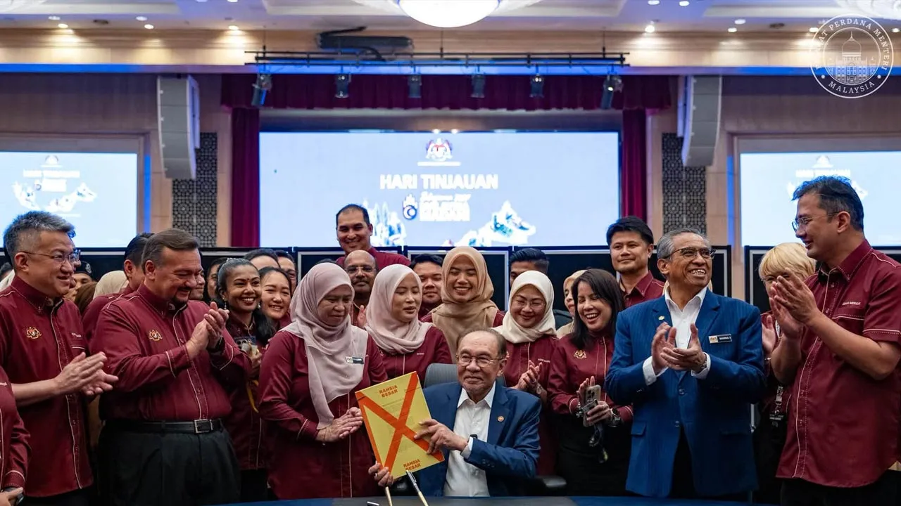 Meninjau persiapan akhir Belanjawan MADANI Kelima yang akan dibentangkan di Dewan Rakyat esok. Penghargaan kepada seluruh pasukan Kementerian Kewangan yang telah bekerja keras menyiapkannya. -- FB Anwar Ibrahim