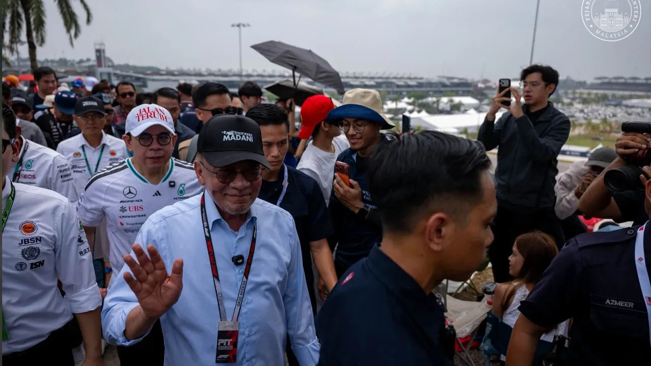 Sempat mengadakan tinjauan di G Hillstand, Litar Antarabangsa Sepang yang menempatkan sebahagian besar pemegang tiket MADANI, sambil menyantuni peminat Formula 1 (F1) yang hadir._FB Anwar Ibrahim