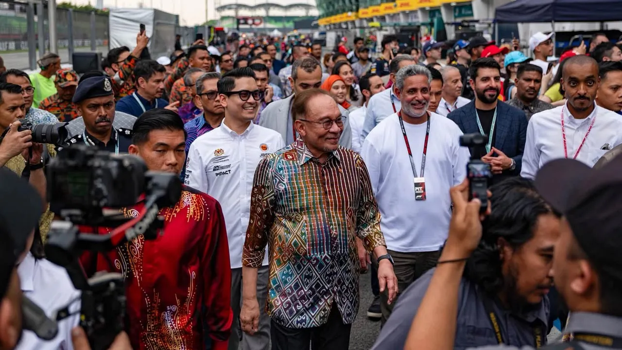 Berkesempatan mengadakan tinjauan di Litar Antarabangsa Sepang bagi melihat persiapan penganjuran Formula 1 Gulf Air Grand Prix Bahrain di Malaysia 2026 yang akan bermula esok. Saya turut meluangkan masa menyantuni peminat F1 yang menyertai sesi pit lane walk, selain bertemu para sukarelawan dan petugas yang gigih memastikan segala persiapan berjalan dengan baik. -- FB Anwar Ibrahim