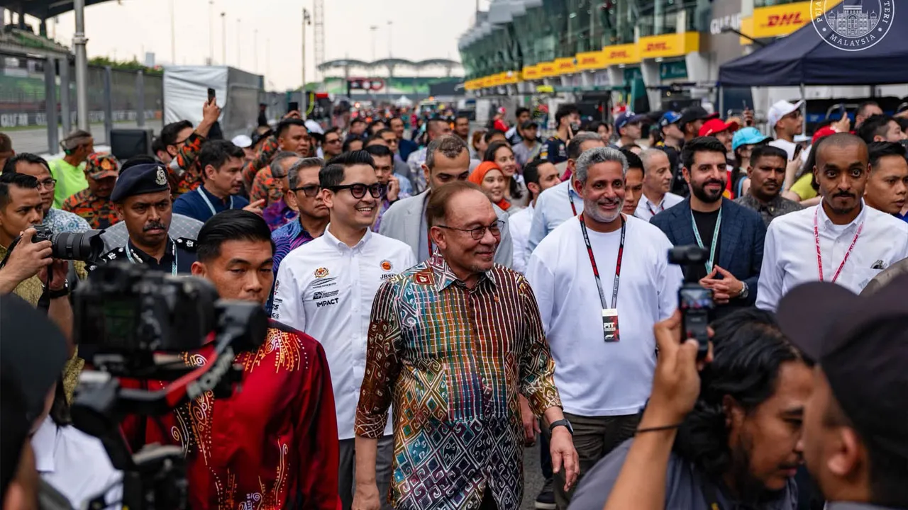 Berkesempatan mengadakan tinjauan di Litar Antarabangsa Sepang bagi melihat persiapan penganjuran Formula 1 Gulf Air Grand Prix Bahrain di Malaysia 2026 yang akan bermula esok. Saya turut meluangkan masa menyantuni peminat F1 yang menyertai sesi pit lane walk, selain bertemu para sukarelawan dan petugas yang gigih memastikan segala persiapan berjalan dengan baik._FB Anwar Ibrahim