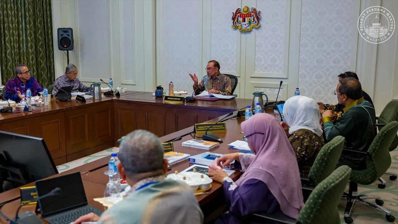 Hari ini mempengerusikan Mesyuarat Jawatankuasa Khas Kabinet Tatakelola Nasional (JKKTN) yang memberi tumpuan kepada usaha membanteras ketirisan wang awam dan salah guna kuasa, khususnya melibatkan Badan Berkanun Persekutuan.  -- Fb Anwar Ibrahim