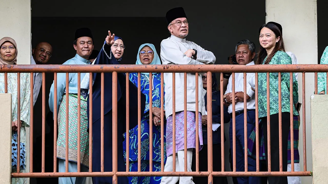 KUALA LUMPUR, 2 Okt - Perdana Menteri Datuk Seri Anwar Ibrahim meninjau kuarters di tapak bekas Pangkalan Tentera Udara Diraja Malaysia (TUDM) Sungai Besi hari ini yang akan dibaik pulih oleh KLCC Property Holdings Berhad (KLCCH). Turut bersama, Menteri di Jabatan Perdana Menteri (Wilayah Persekutuan), Hannah Yeoh. - fotoBERNAMA (2026) HAK CIPTA TERPELIHARA