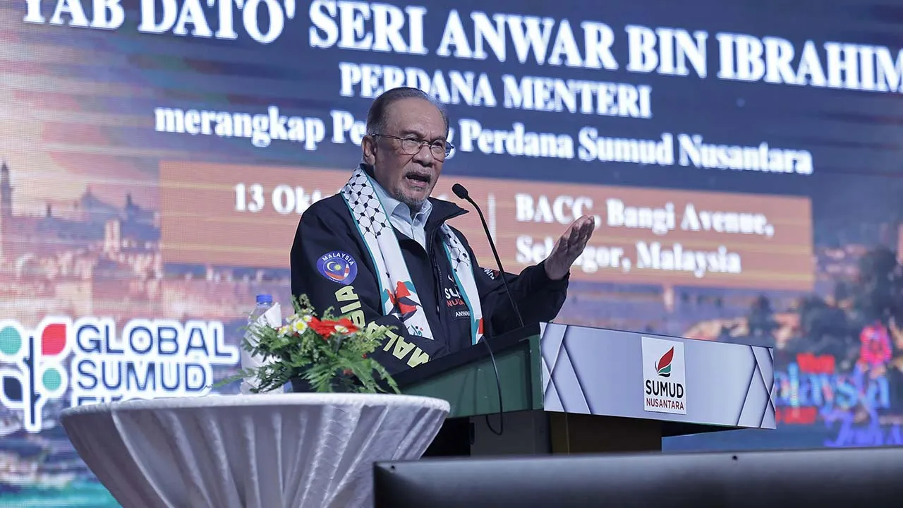 BANGI, 13 Okt - Perdana Menteri Datuk Seri Anwar Ibrahim menyampaikan ucapan semasa hadir pada Majlis Makan Malam Sumud Nusantara sempena Global Sumud Congress 2026 di Pusat Konvensyen Bangi Avenue (BACC) hari ini.  - fotoBERNAMA (2026) HAK CIPTA TERPELIHARA  BANGI, Oct 13 - Prime Minister Datuk Seri Anwar Ibrahim delivers his speech at the Sumud Nusantara Dinner held in conjunction with the 2026 Global Sumud Congress at Bangi Avenue Convention Centre (BACC) today.  - fotoBERNAMA (2026) COPYRIGHT RESERVED