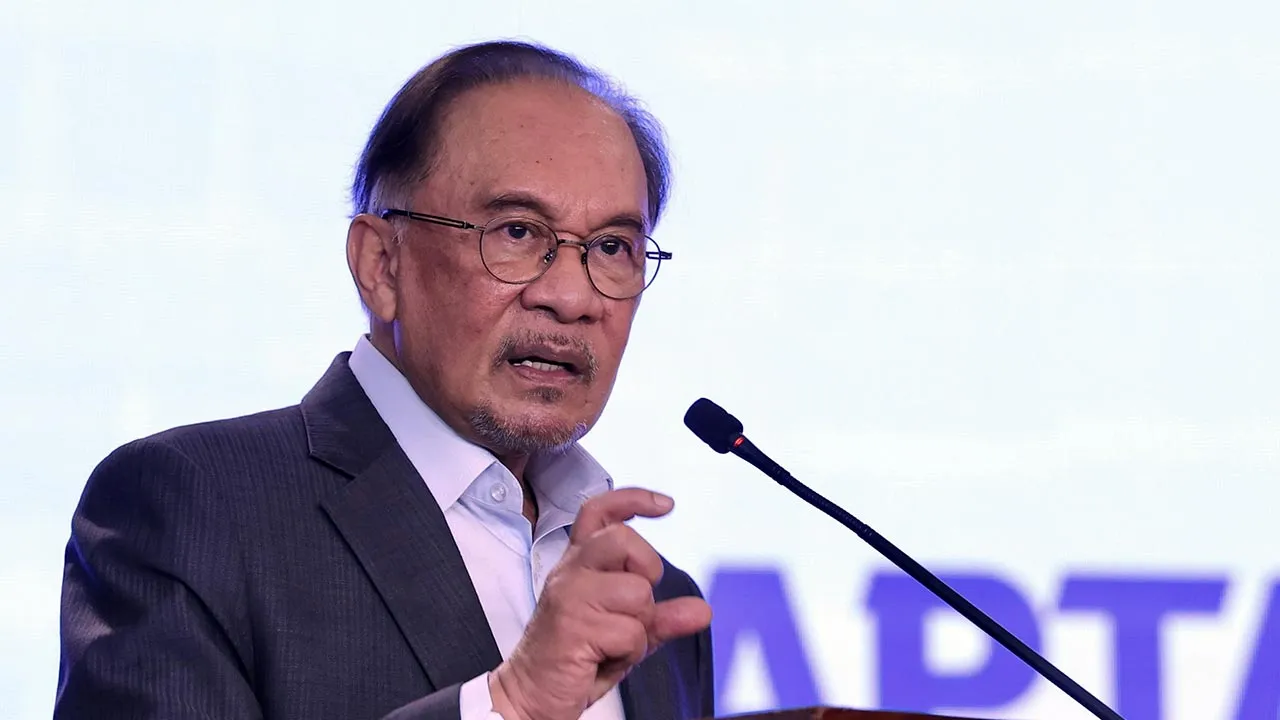 KUALA LUMPUR, 14 Okt - Perdana Menteri Datuk Seri Anwar Ibrahim berucap pada Majlis Peralihan Pentadbiran dan Reformasi Institusi Parlimen Malaysia di Bangunan Parlimen hari ini.  - fotoBERNAMA (2026) HAK CIPTA TERPELIHARA