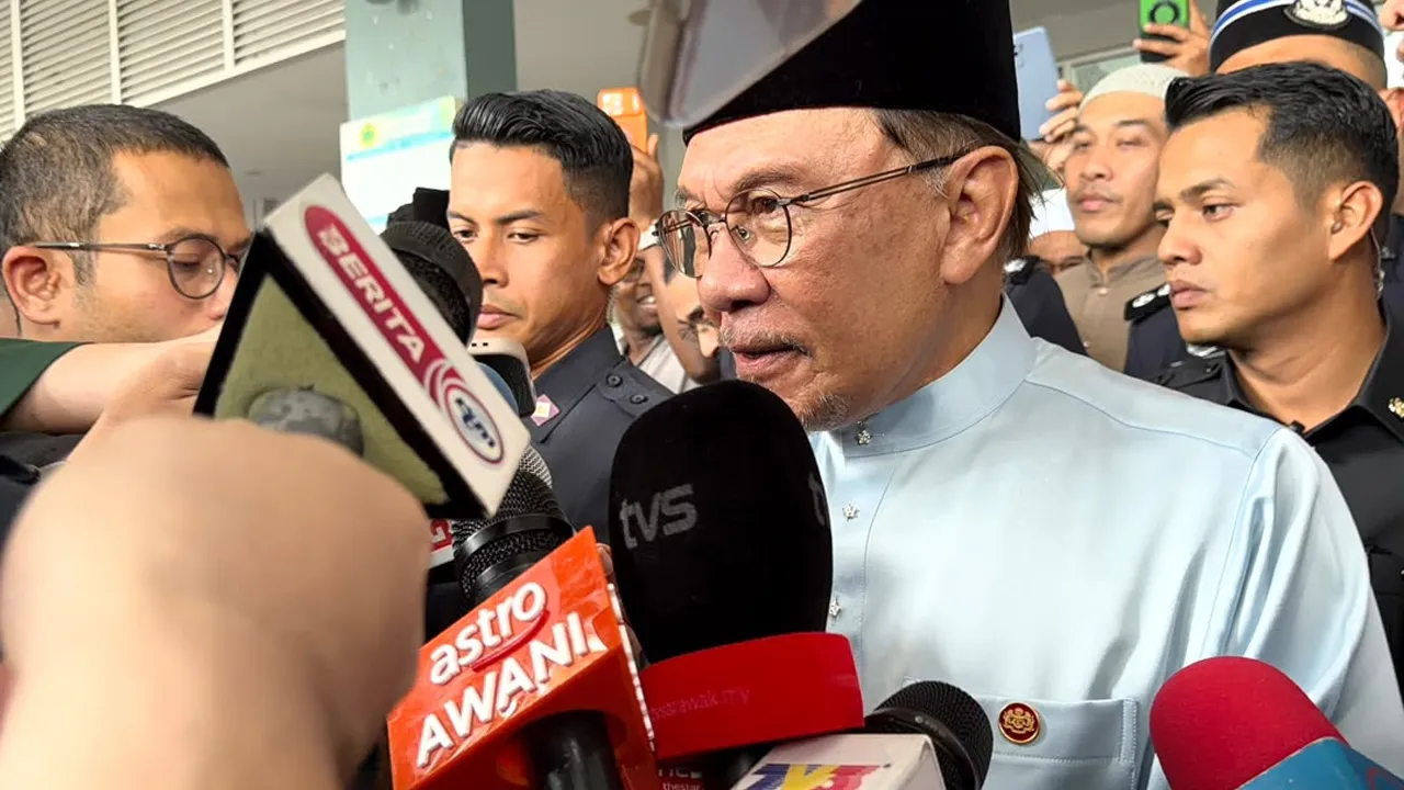 Anwar berkata pendirian itu dibuat selepas penjelasan diberikan mengenai risiko keselamatan maklumat susulan kebimbangan terhadap pemakaian undang-undang Israel dalam perjanjian penggunaan aplikasi berkenaan. -Foto Astro AWANI