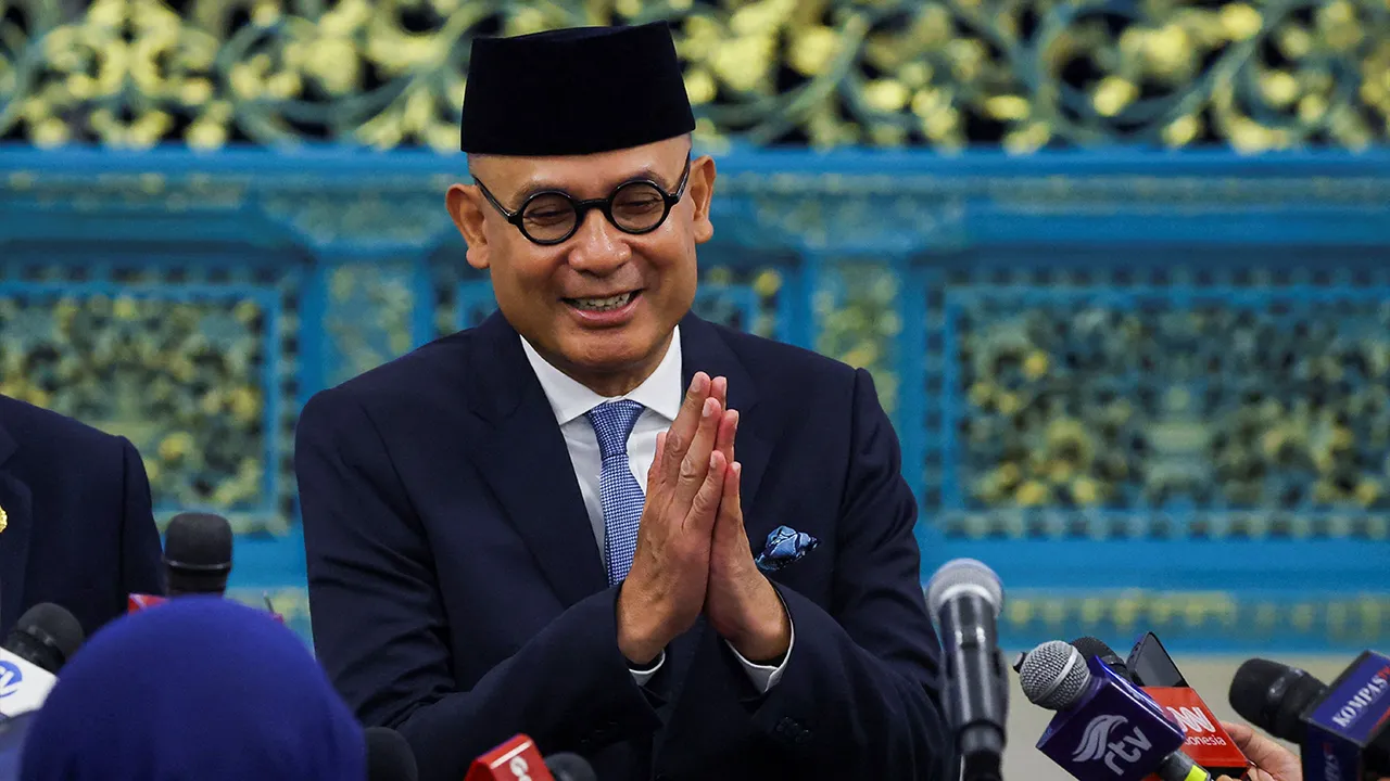 Arrmanatha Nasir (foto) berkata beliau telah menghubungi rakan sejawatnya dari Malaysia, Datuk Seri Mohamad Hasan, bagi menjelaskan usaha negara itu memadamkan kebakaran berkenaan. -Gambar fail/Reuters