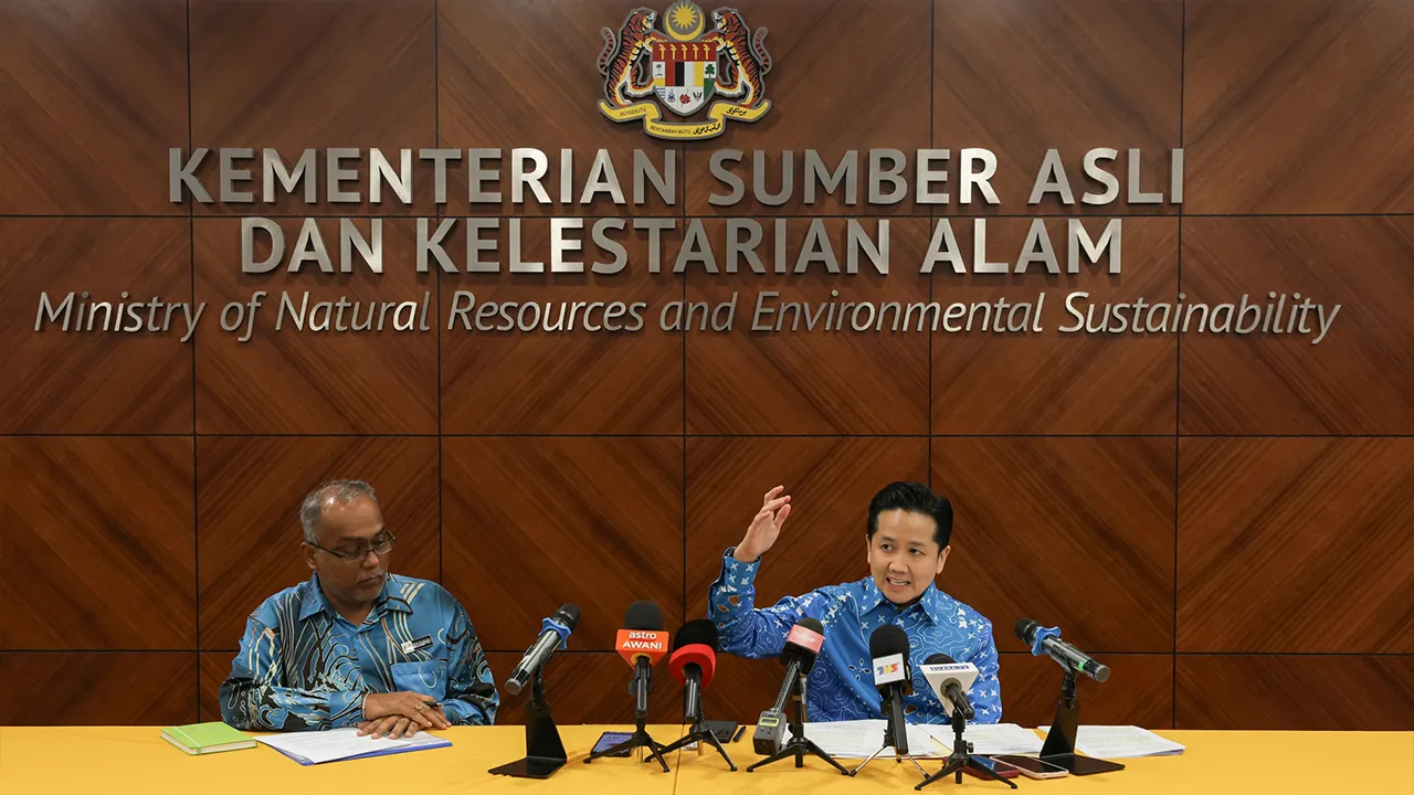 Putrajaya , 22 Oktober 2026.Menteri Sumber Asli dan Kelestarian Alam, Datuk Seri Arthur Joseph Kurup pada sidang media situasi jerebu negara di pejabat Kementerian Sumber Asli dan Kelestarian Alam.Astro AWANI / SHAHIR OMAR