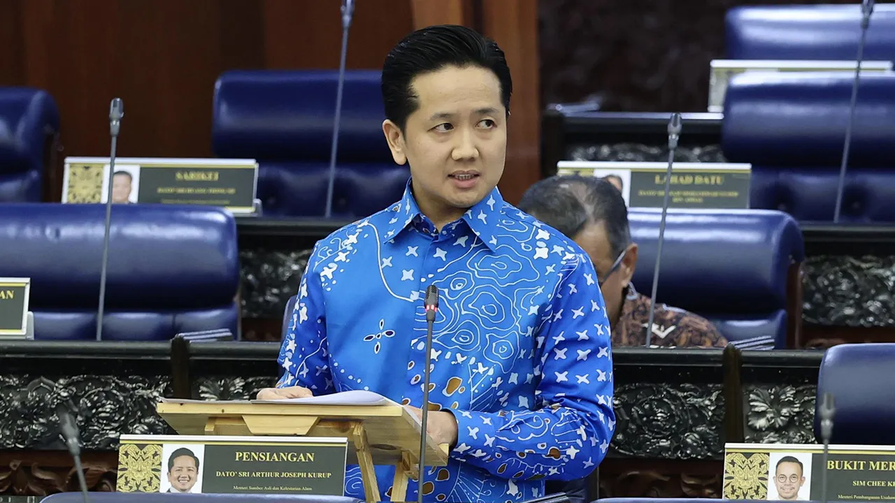 KUALA LUMPUR, 22 Okt -- Menteri Sumber Asli dan Kelestarian Alam Datuk Seri Arthur Joseph Kurup ketika Waktu-waktu Pertanyaan Menteri sempena Mesyuarat Ketiga, Penggal Kelima, Parlimen ke-15 di Bangunan Parlimen hari ini.  --fotoBERNAMA (2026)