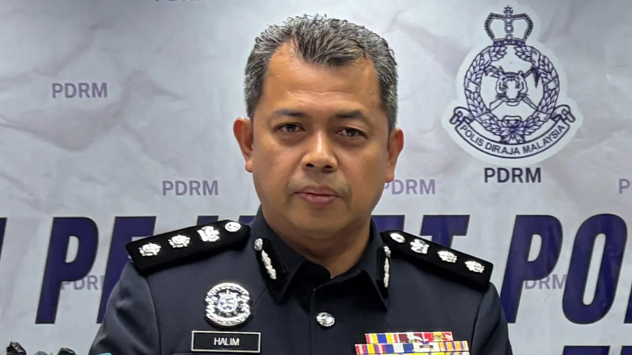 MELAKA, 22 Okt " Ketua Polis Daerah Melaka Tengah ACP Halim Abas (kiri) menunjukkan sebahagian barangan yang dirampas susulan serbuan yang berjaya menumpaskan sindiket pusat panggilan (calling centre) pada sidang media di Ibu Pejabat Polis Daerah (IPD) Melaka Tengah hari ini._BERNAMA