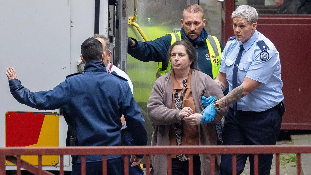 Erin Patterson ketika tiba di Mahkamah Agung Victoria di Melbourne, Australia, 25 Ogos 2025. - Gambar fail/AP