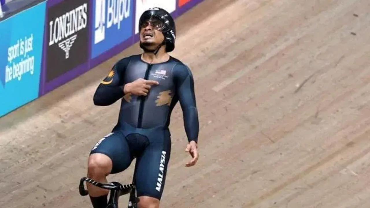 Jaguh berbasikal trek negara, Datuk Azizulhasni Awang merangkul pingat emas dalam acara final keirin, Sukan Asia Aichi-Nagoya di Velodrom Izu, sebentar tadi. -- stadiumastro
