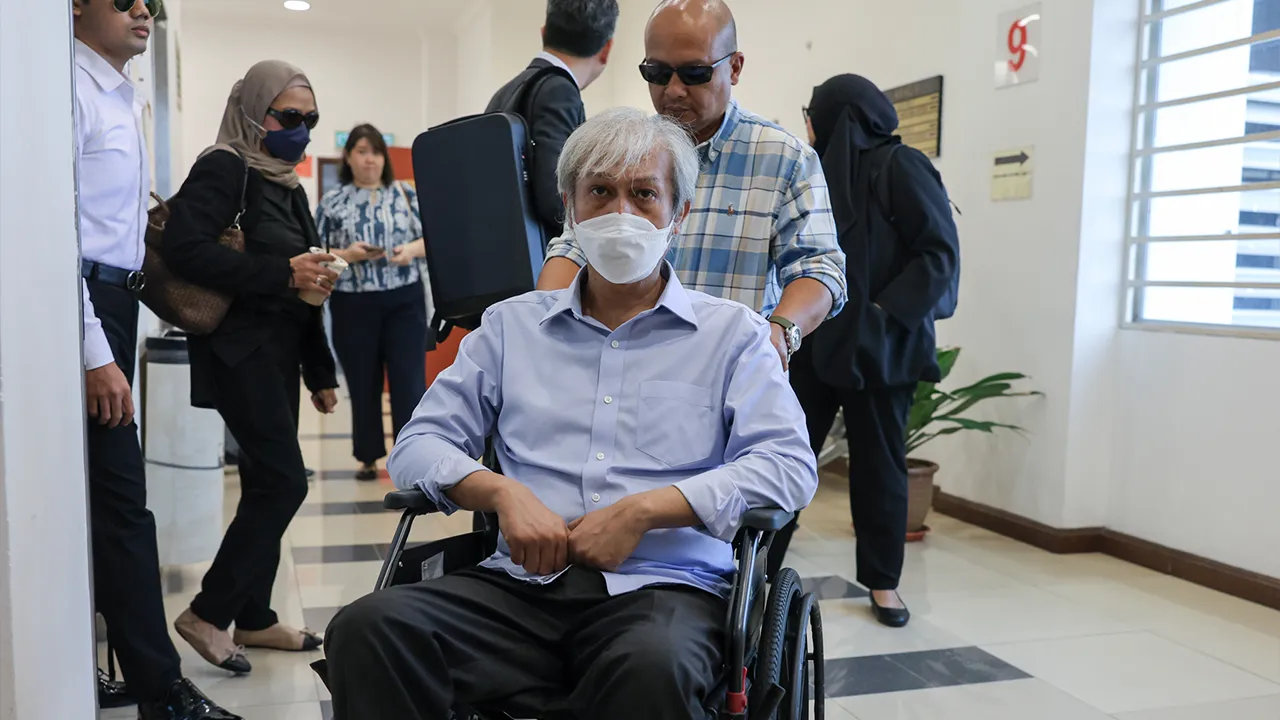 Shah Alam , 1 Oktober 2026.Bekas  Ketua Pegawai Eksekutif Kumpulan UiTM Holdings Sdn Bhd , Azlizan Fadzil hadir bagi didakwa salah guna Kuasa bernilai RM 42 juta di Mahkmah Sesyen Shah Alam.Astro AWANI / SHAHIR OMAR