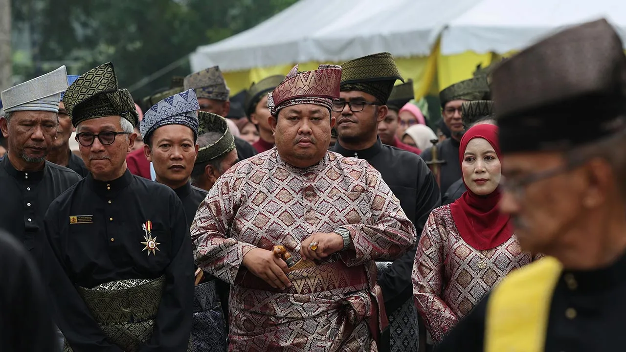 KUALA PILAH, 14 Okt - Undang Luak Jelebu ke-17 Datuk Azrin Khairi bersama isteri Datin Norazizan Mamat diarak oleh lebih 200 anggota rombongan Undang Luak Jelebu dengan iringan rebana dan paluan kompang bagi Istiadat Menzahirkan Kejadian Undang Luak Jelebu ke-17 di Istana Besar Seri Menanti hari ini.  - fotoBERNAMA (2026) HAK CIPTA TERPELIHARA
