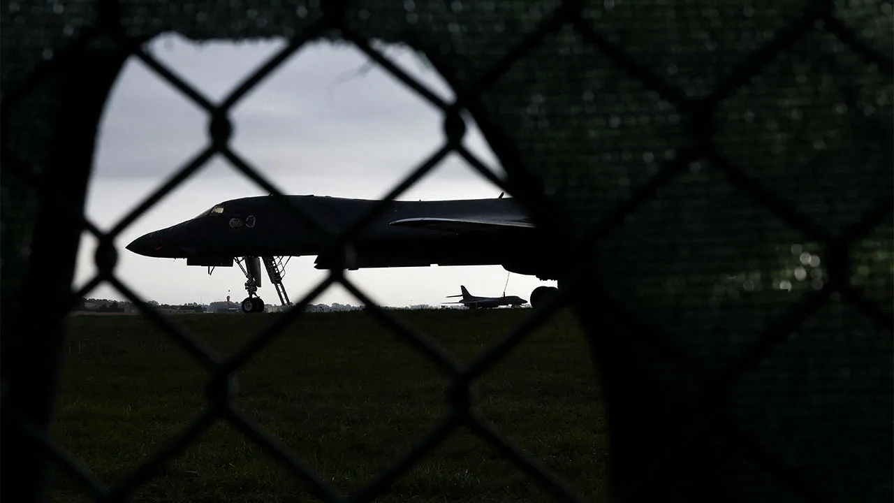 B‑1B Lancer bomber at the RAF Fairford airbase, which hosts US Air Force personnel, in Fairford, Gloucestershire, Britain, September 27, 2026. According to the police, security measures were increased around the air base after police arrested several men on suspicion of offences under the Explosives Act. REUTERS/Toby Shepheard TPX IMAGES OF THE DAY