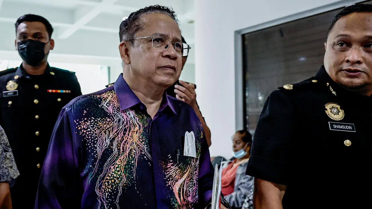 SHAH ALAM, 15 Okt -- Bekas pengarah pusat pendidikan di sebuah universiti awam mengaku tidak bersalah di Mahkamah Sesyen di sini hari ini atas dua pertuduhan menyalahgunakan kedudukan bagi mendapatkan kontrak pekerjaan bernilai keseluruhan RM3.12 juta pada 2022.  Datuk Profesor Muhammad Hussin, 64, yang juga seorang pesara, membuat pengakuan itu selepas pertuduhan dibacakan di hadapan Hakim Datuk Mohd Nasir Nordin.  -- fotoBERNAMA (2026) HAK CIPTA TERPELIHARA