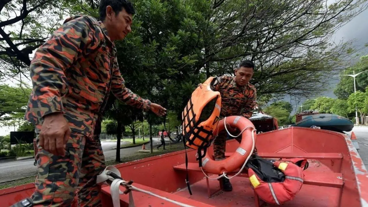 SHAH ALAM, 13 Dis -- Anggota Jabatan Bomba dan Penyelamat Malaysia (JBPM) dari Balai Bomba dan Penyelamat (BBP) Shah Alam Mohamamd Khazrem Kamaruzaman, 29, (kanan) dan rakan Mohamad Nur Fadzila Drahman, 35, (kiri) membuat pemeriksaan peralatan bot sebagai persediaan menghadapi banjir ketika tinjauan di Pusat Kawalan Hadapan (PKH) di Taman Sri Muda, Seksyen 25 hari ini. Inisiatif ini dilaksanakan bagi menghadapi musim monsun timur laut dan dibuat berdasarkan pengalaman banjir besar tahun lalu ekoran masa yan