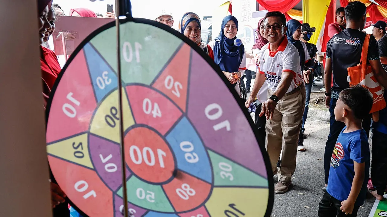 TANJUNG SEPAT, 18 Okt -- Exco Perumahan dan Kebudayaan Negeri Selangor Datuk Borhan Aman Shah melawat reruai pada Program MADANI Kita 2026 di Dataran Pantai Batu Laut hari ini.  -- fotoBERNAMA (2026) HAK CIPTA TERPELIHARA