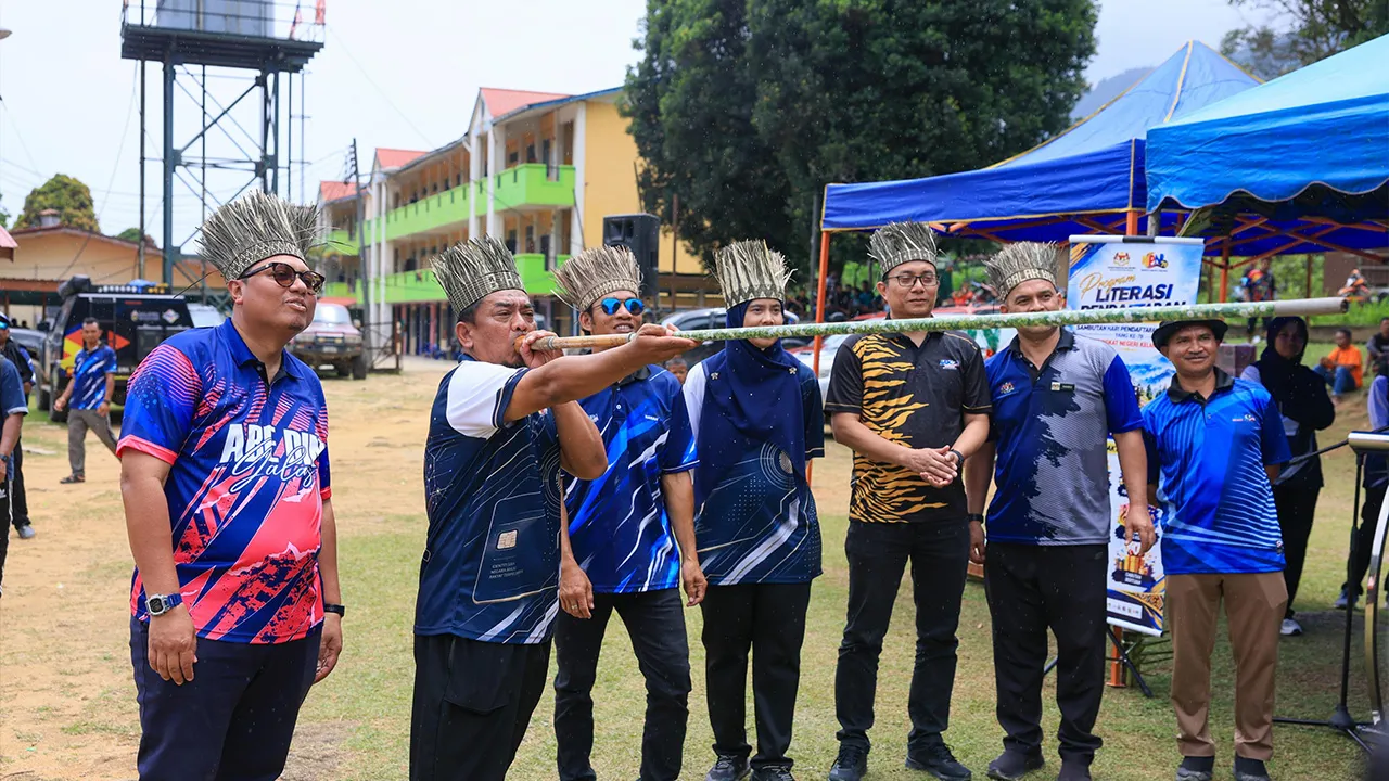GUA MUSANG, 13 Okt - Ketua Pengarah Jabatan Pendaftaran Negara (JPN) Datuk Badrul Hisham Alias (dua kiri) melakukan gimik perasmian pada Program Literasi Pendaftaran sempena sambutan Hari Pendaftaran Negara ke-78 peringkat Kelantan di Pos Balar, semalam._BERNAMA
