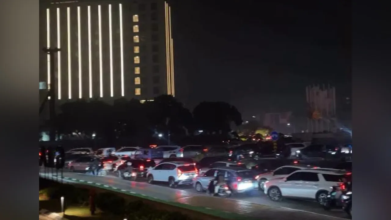 ::: 15 Jam Batam Bagai Zaman Batu: Air Mati, Sinyal Hilang, Mall & Hotel Jadi Tempat Ngungsi "Batam chaos 12 Oktober 2026 gara” blackout kabarnya se-Kepri dan ini baru sehari tapi udah bikin gemporr. Mall bagai lautan manusia, hotel FULL, air ikutan mati, sinyal ilang timbul,tempat makan banyak yg tutup, SPBU antri panjang. kredit: Kata Batam