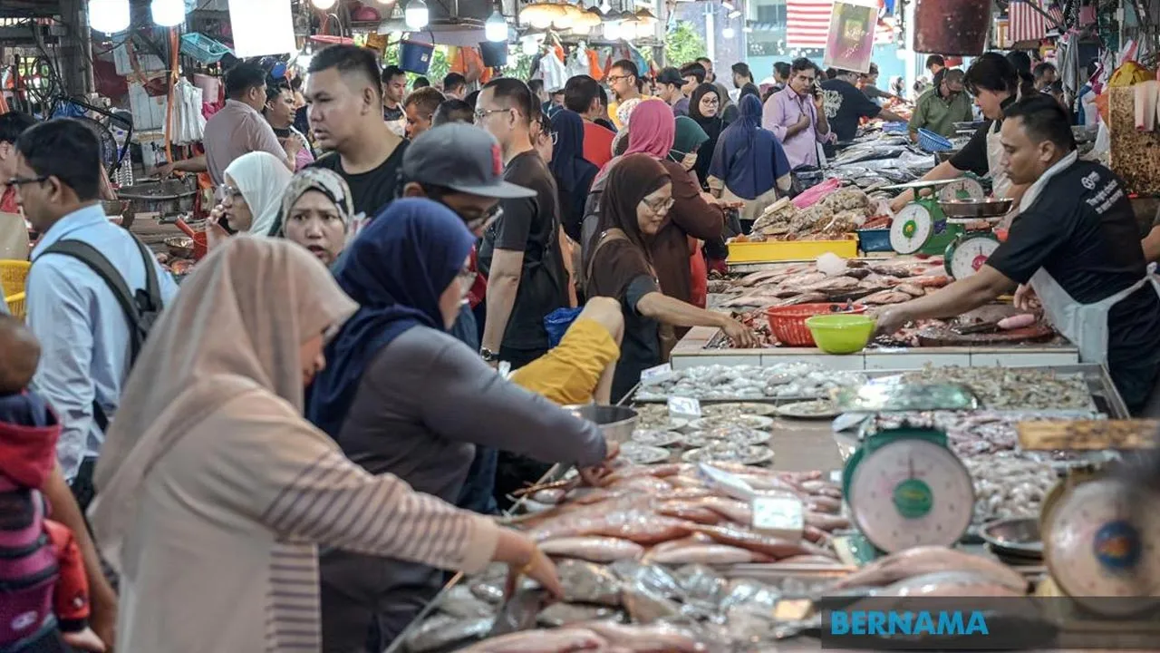 Langkah menaikkan had pelepasan cukai individu kepada RM12,000 dan mengurangkan kadar cukai pendapatan dalam Belanjawan 2027, berpotensi merangsang perbelanjaan domestik serta menyokong pertumbuhan ekonomi negara, kata pakar ekonomi. - Gambar hiasan/ Bernama