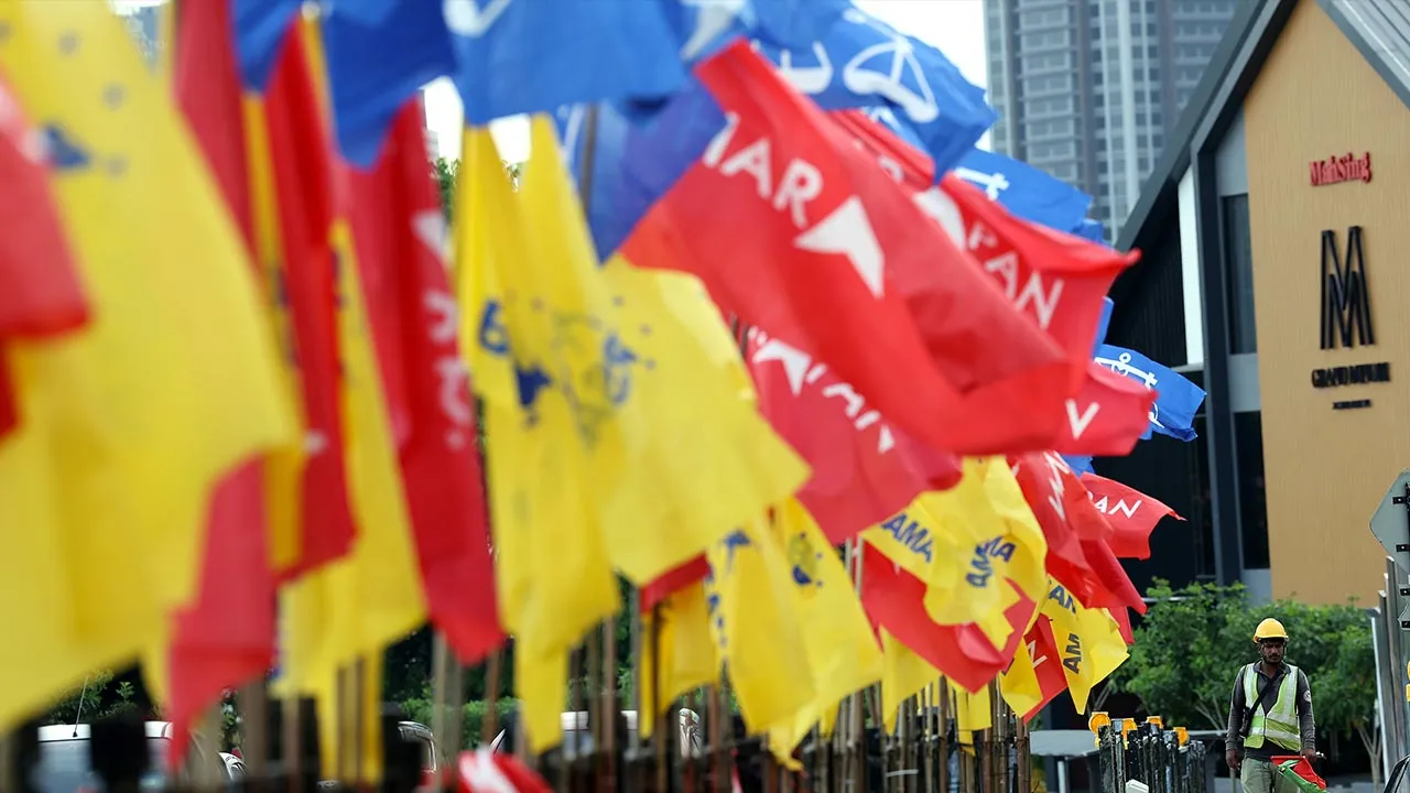 JOHOR BAHRU, 29 Jun -- Suasana perang bendera antara parti-parti politik yang bertanding, Pakatan Harapan (PH) dan Barisan Nasional (BN), dapat dilihat di sekitar Taman Pelangi sempena kempen Pilihan Raya Negeri (PRN) Johor Ke-16 hari ini.  --fotoBERNAMA (2026) HAK CIPTA TERPELIHARA