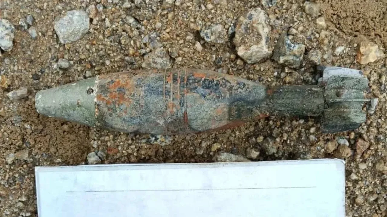 TAMPIN – Seorang lelaki menemui sebutir bom lama jenis mortar 60 milimeter (mm) di tepi Sungai Chemangkoh, Gemencheh di sini malam Ahad.