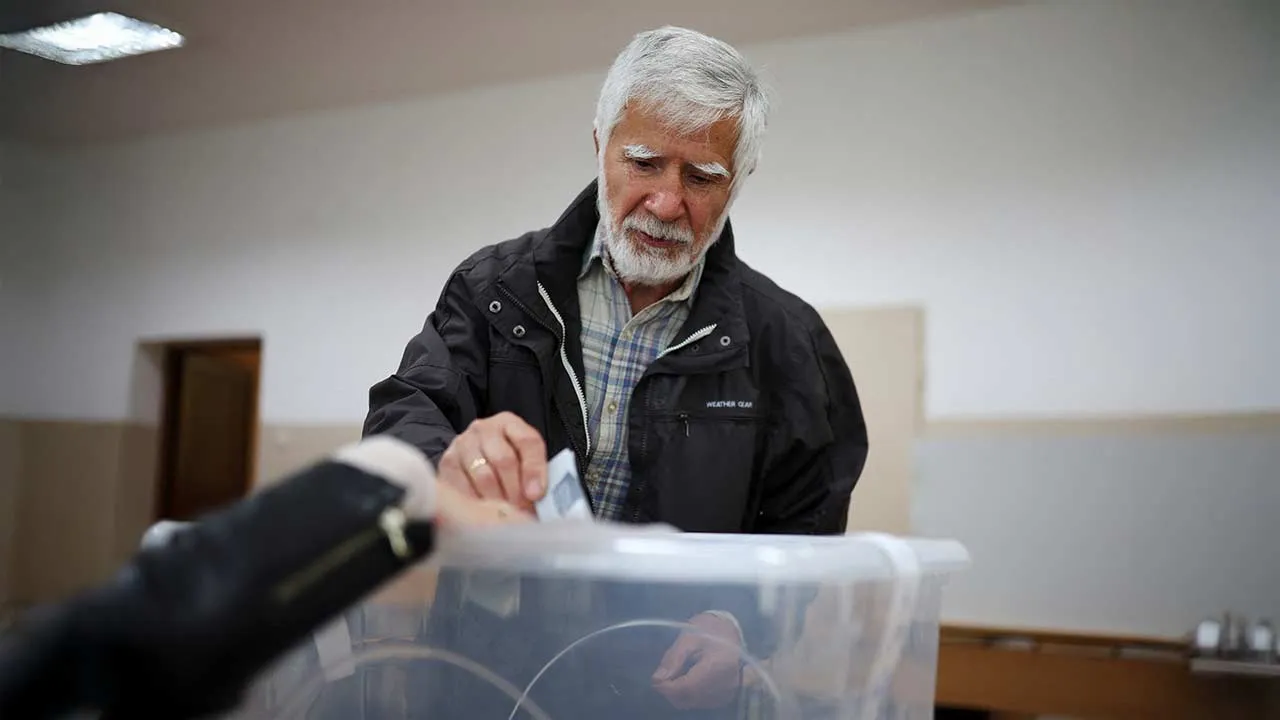 A man votes during the presidential election, in Sofia, Bulgaria, October 25, 2026. REUTERS/Spasiyana Sergieva