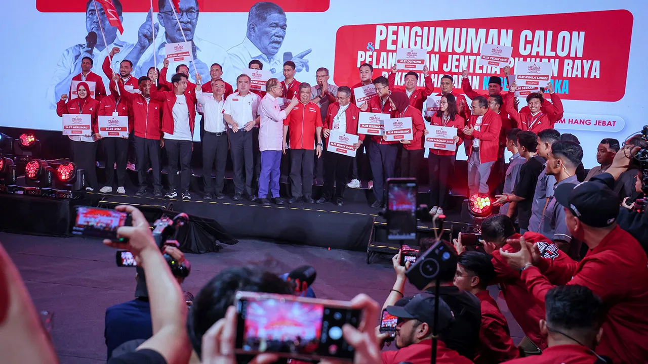 MELAKA, 24 Okt -- Perdana Menteri merangkap Pengerusi Pakatan Harapan (PH) Datuk Seri Anwar Ibrahim (tengah) bergambar bersama para calon Pilihan Raya pada majlis Pengumuman Calon dan Pelancaran Jentera PH bagi Pilihan Raya Negeri Melaka Kali Ke-16 di perkarangan Stadium Hang Jebat, hari ini.  -- fotoBERNAMA (2026)