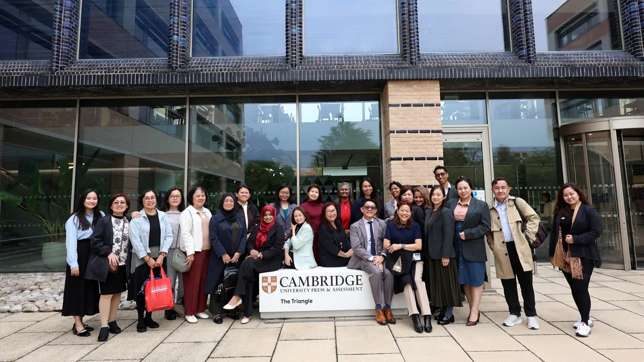 Kapsyen: Meraikan ulang tahun ke-25, CEFL mengadakan lawatan ke Cambridge, UK bertujuan membincangkan perkembangan serta masa depan pendidikan bahasa Inggeris di Malaysia selain mendedahkan pesertanya kepada pengalaman di pusat peperiksaan rasmi Cambridge English. - Gambar Astro Awani