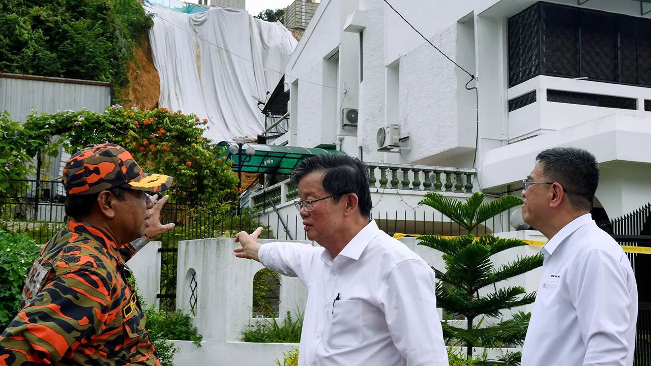 GEORGE TOWN, 27 Okt " Ketua Menteri Pulau Pinang Chow Kon Yeow (tengah) diberi penerangan mengenai tanah runtuh oleh Pengarah Jabatan Bomba dan Penyelamat negeri Pulau Pinang Mohamad Shoki Hamzah (kiri) semasa membuat lawatan ke lokasi tanah runtuh di Taman Seri Rambai, Paya Terubong di sini hari ini.  Dalam kejadian pada Ahad lepas, seorang doktor Wong Kar Lin,73, maut selepas tertimbus akibat tanah runtuh yang menjejaskan rumahnya.  "fotoBERNAMA (2026)