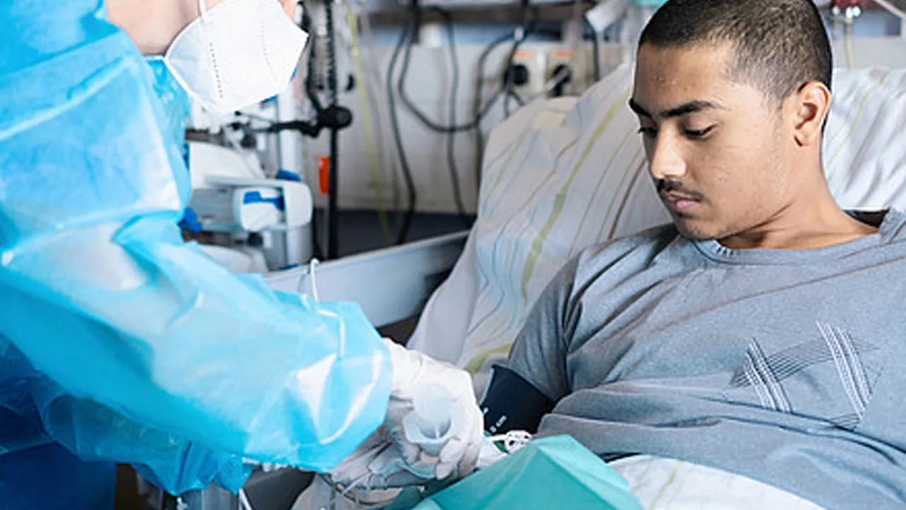 Mohammad, a 19-year-old with beta-thalassemia, is the first patient in Germany to be treated with the CRISPR-based drug Exagamglogene Autotemcel (Exa-cel) as part of standard medical care. He received the gene therapy in May at Charité – Universitätsmedizin Berlin in the presence of CRISPR discoverer and Nobel laureate Prof. Emmanuelle Charpentier. The drug is the world’s first CRISPR-based therapy to achieve approval. Four months after receiving the drug, Mohammad is no longer dependent on blood transfusio