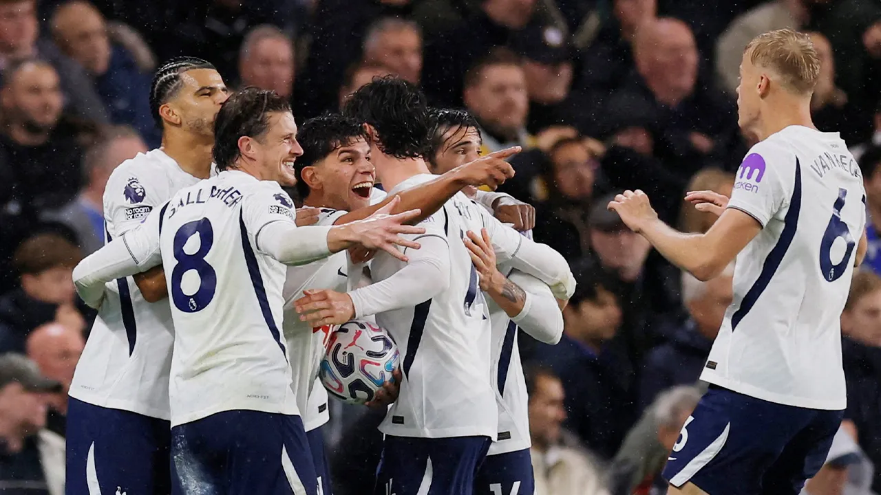 Soccer Football - Premier League - Chelsea v Tottenham Hotspur - Stamford Bridge, London, Britain - October 24, 2026 Tottenham Hotspur players celebrate their first goal, an own goal by Chelsea's Mike Penders Action Images via Reuters/Andrew Couldridge EDITORIAL USE ONLY. NO USE WITH UNAUTHORIZED AUDIO, VIDEO, DATA, FIXTURE LISTS, CLUB/LEAGUE LOGOS OR 'LIVE' SERVICES. ONLINE IN-MATCH USE LIMITED TO 120 IMAGES, NO VIDEO EMULATION. NO USE IN BETTING, GAMES OR SINGLE CLUB/LEAGUE/PLAYER PUBLICATIONS. PLEASE CON