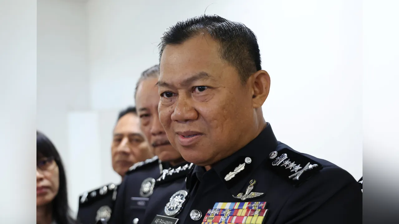 JOHOR BAHRU, 13 Okt - Ketua Polis Johor Datuk Ab Rahaman Arsad ketika sidang media selepas menghadiri Majlis Perhimpunan Bulanan Polis Kontinjen Johor di Auditorium Ibu Pejabat Polis Kontinjen Johor hari ini. - fotoBERNAMA (2026) HAK CIPTA TERPELIHARA