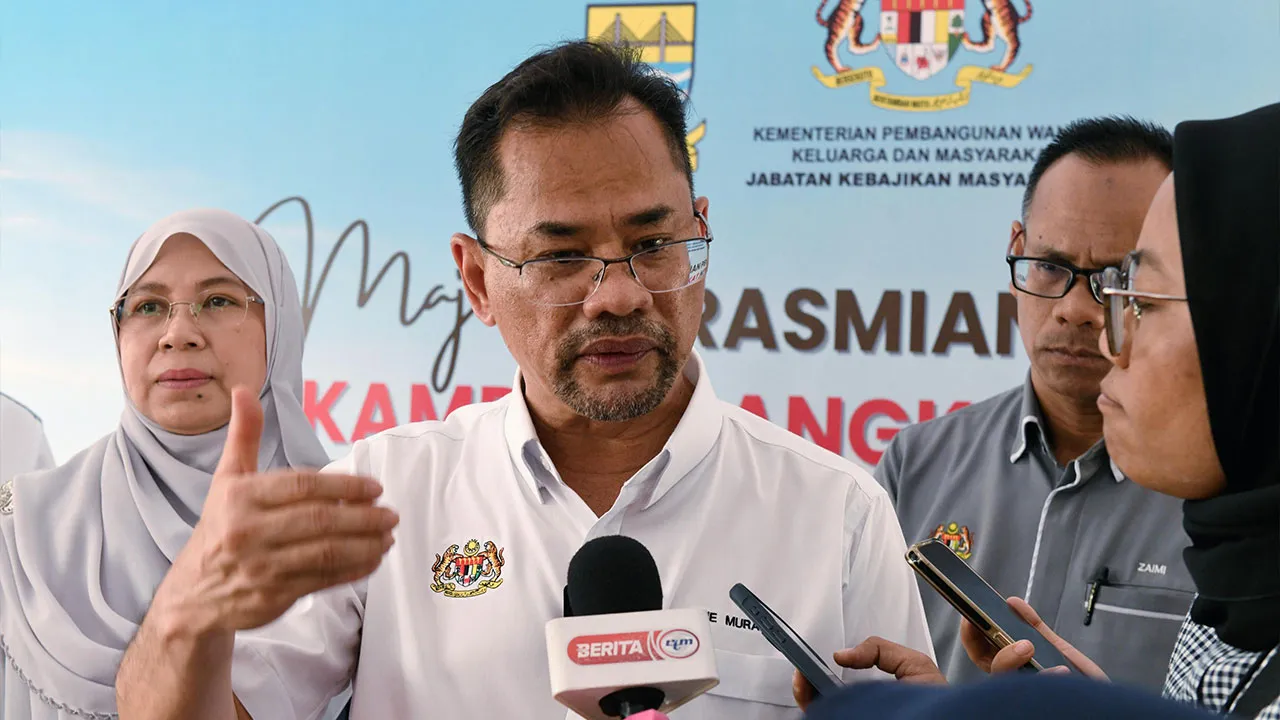 NIBONG TEBAL, 6 Okt - Ketua Pengarah Kebajikan Masyarakat Datuk Che Murad Sayang Ramjan menjawab pertanyaan media selepas Majlis Perasmian Penutupan Program Kampung Angkat MADANI Jabatan Kebajikan Masyarakat Tahun 2026 di Masjid Al-Fatah, Kampung Sungai Setar Besar, Sungai Acheh hari ini. - fotoBERNAMA (2026) HAK CIPTA TERPELIHARA