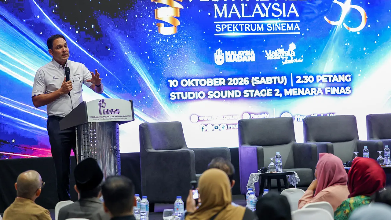 PETALING JAYA, 10 Okt - Pengerusi Perbadanan Kemajuan Filem Nasional Malaysia (FINAS) Datuk Dr Hans Isaac berucap ketika menghadiri Simposium Industri Kreatif sempena Festival Filem Malaysia ke-35 di Menara FINAS Damansara hari ini.  - fotoBERNAMA (2026) HAK CIPTA TERPELIHARA