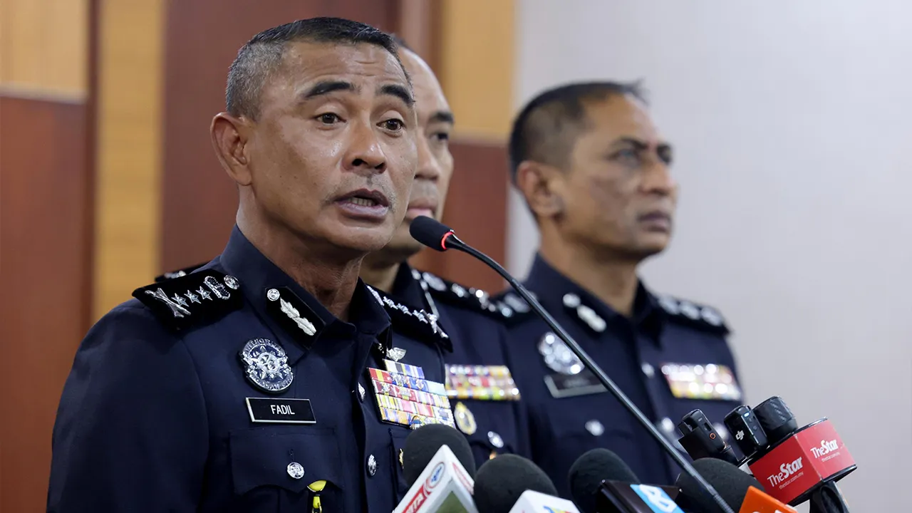 Ketua Polis Kuala Lumpur Datuk Fadil Marsus (kiri) ketika sidang media di Ibu Pejabat Polis Kuala Lumpur hari ini. - Foto Bernama
