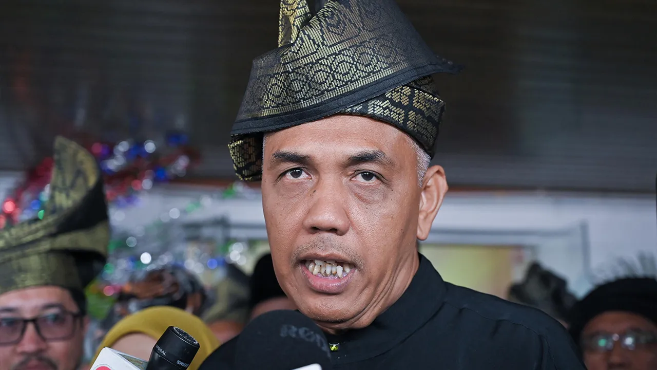 IPOH, 18 Okt -- Pengerusi Jawatankuasa Pendidikan, Pengajian Tinggi, Belia dan Sukan negeri Datuk Khairudin Abu Hanipah bercakap kepada media pada Program Gema Warisan Rakan Muda X Himpunan Mahabbah Pendekar Negeri Perak Tahun 2026 di sini, hari ini.  --fotoBERNAMA (2026) HAK CIPTA TERPELIHARA