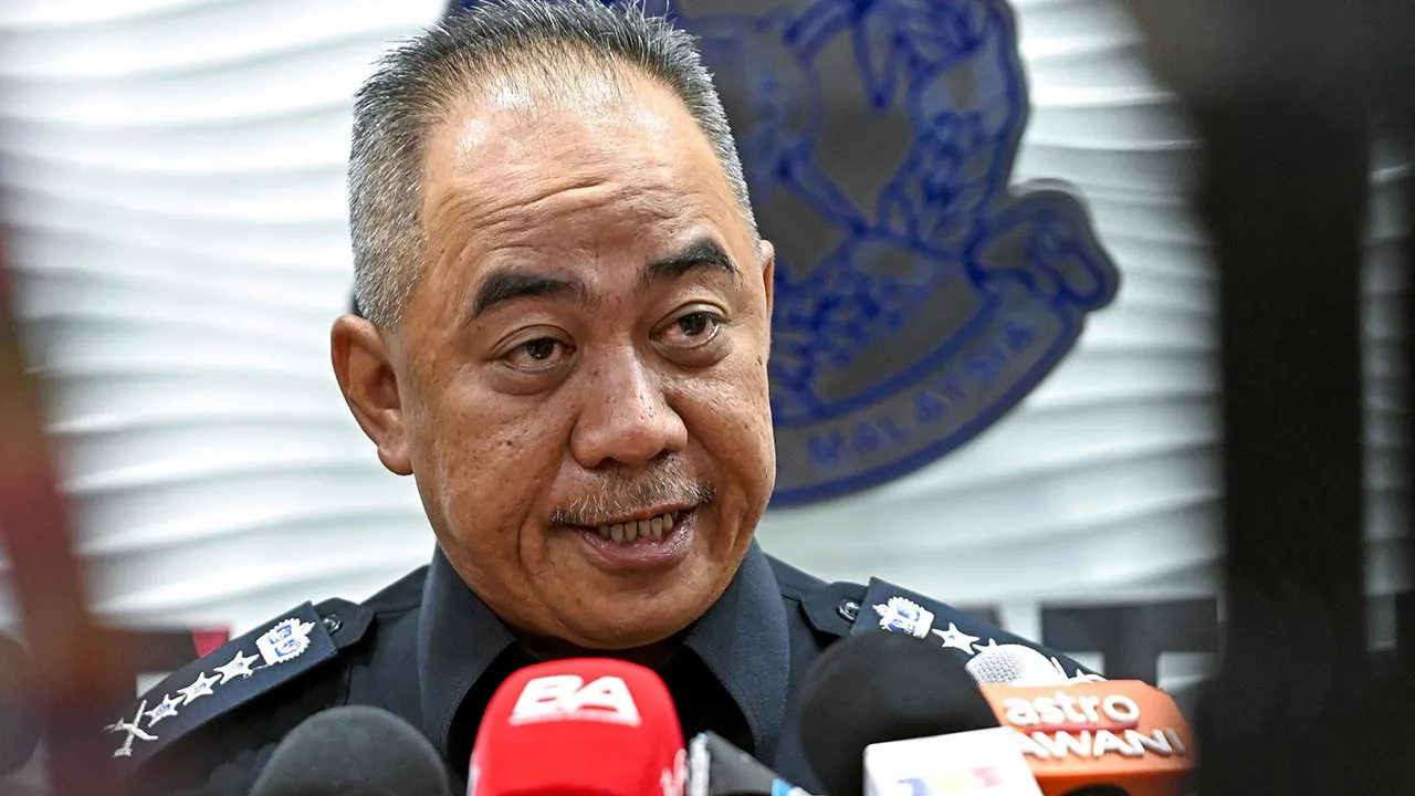 IPOH, 27 Okt -- Ketua Polis Perak Datuk Mohd Alwi Zainal Abidin bercakap kepada media susulan penahanan sindiket penipuan atas talian di Ibu Pejabat Polis Kontinjen (IPK) Perak hari ini.  --fotoBERNAMA (2026) HAK CIPTA TERPELIHARA