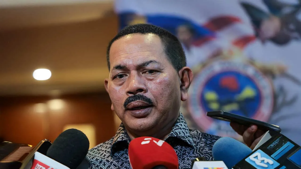 SUBANG, 21 Okt -- Presiden Persekutuan Karate Malaysia Datuk Nur Azmi Ahmad bercakap kepada media pada Majlis Penghargaan Atlet Karate Malaysia yang bertanding di Sukan Asia ke-20 Aichi-Nagoya 2026 di sebuah hotel hari ini.