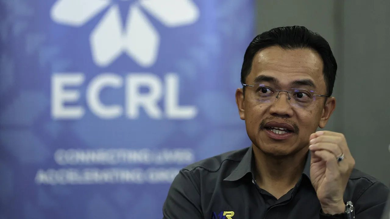 KUALA LUMPUR, Oct 6 - Malaysia Rail Link Sdn Bhd (MRL) Chief Executive Officer (CEO) Datuk Seri Darwis Abdul Razak speaks during a media briefing on the East Coast Rail Link (ECRL) "'s latest operational readiness today. - fotoBERNAMA (2026) COPYRIGHT RESERVED