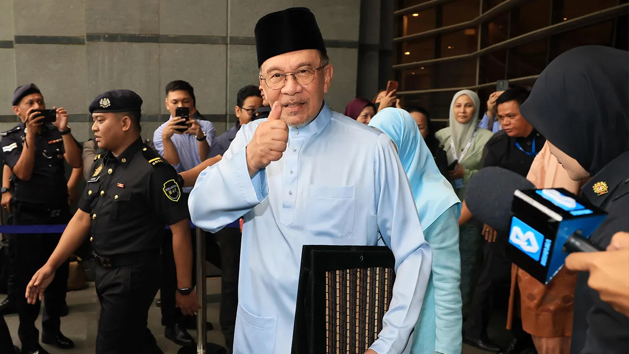 PUTRAJAYA, 9 Okt - Perdana Menteri Datuk Seri Anwar Ibrahim, yang juga Menteri Kewangan, menunjukkan isyarat tanda bagus sebelum bergerak ke Bangunan Parlimen bagi membentangkan Belanjawan 2027, hari ini.  - fotoBERNAMA (2026) HAK CIPTA TERPELIHARA