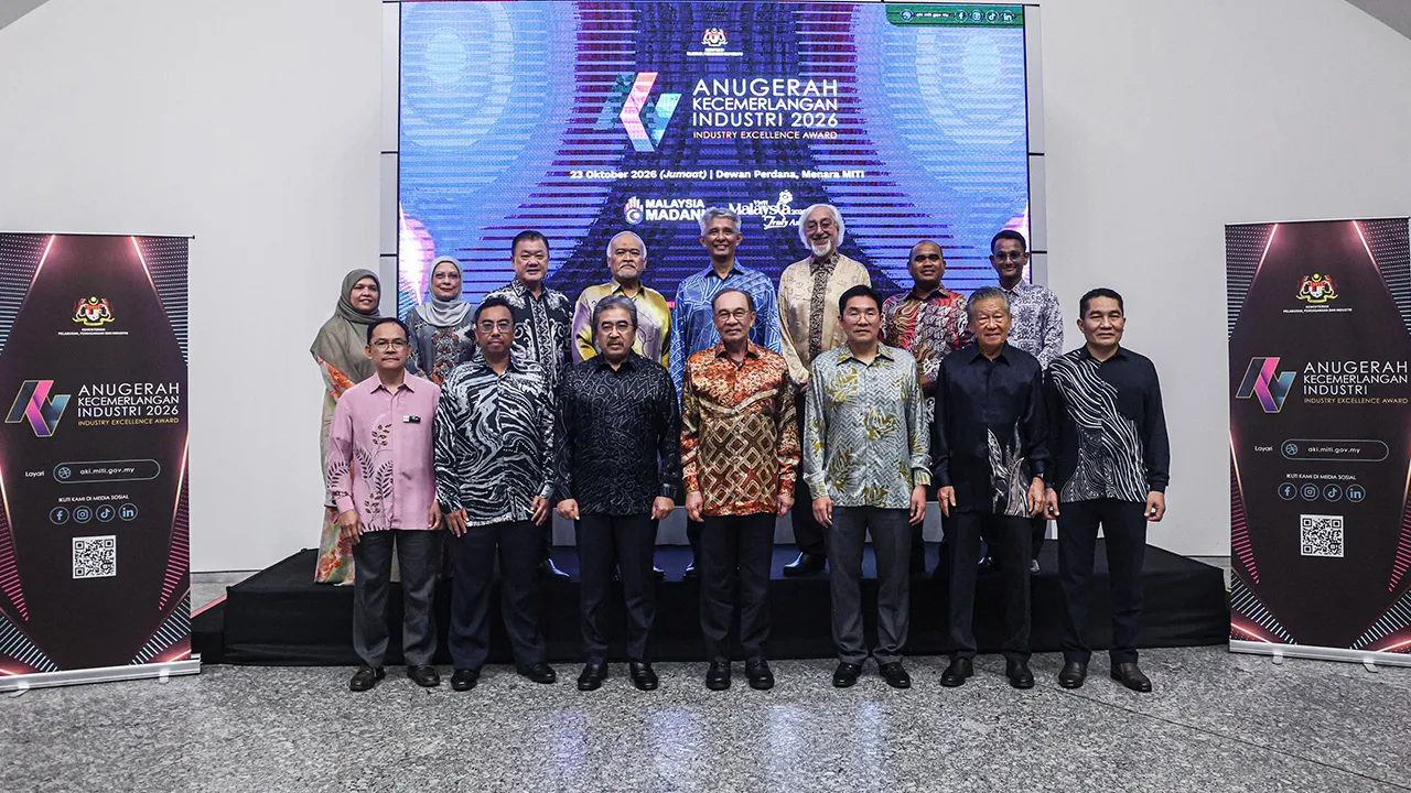 KUALA LUMPUR, 23 Okt -- Perdana Menteri Datuk Seri Anwar Ibrahim (tengah) bergambar bersama pengurusan tertinggi Kementerian Pelaburan, Perdagangan dan Industri (MITI) serta Ahli Majlis Anugerah Kecemerlangan Industri (AKI) 2026 pada majlis anugerah itu di Menara MITI hari ini.  Turut hadir Menteri Pelaburan, Perdagangan dan Industri Datuk Seri Johari Abdul Ghani (hadapan, tiga kiri) dan Timbalan Menteri Pelaburan, Perdagangan dan Industri Sim Tze Tzin (hadapan, tiga kanan).  --fotoBERNAMA (2026) HAK CIPTA