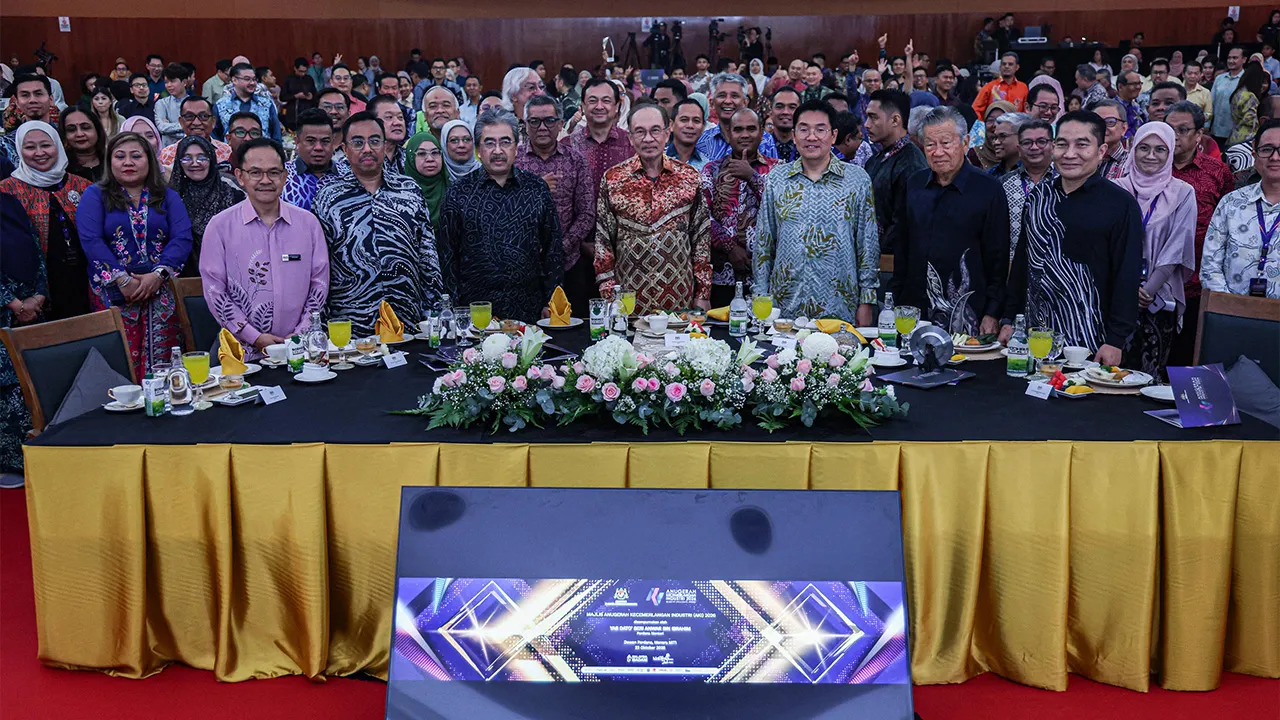 KUALA LUMPUR, 23 Okt -- Perdana Menteri Datuk Seri Anwar Ibrahim (tengah) bergambar bersama tetamu yang hadir pada Majlis Anugerah Kecemerlangan Industri (AKI) 2026 di Menara MITI hari ini.  Turut hadir Menteri Pelaburan, Perdagangan dan Industri Datuk Seri Johari Abdul Ghani dan Timbalan Menteri Pelaburan, Perdagangan dan Industri Sim Tze Tzin.  --fotoBERNAMA (2026) HAK CIPTA TERPELIHARA