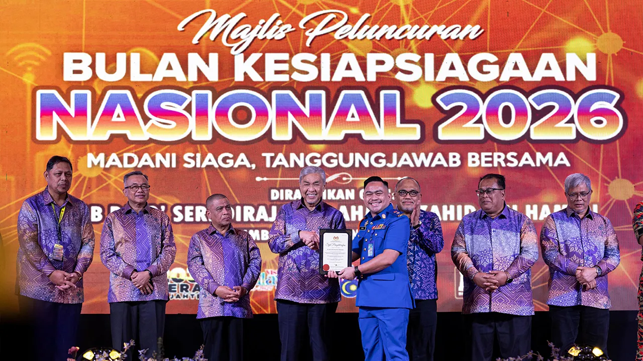 IPOH, 11 Okt - Timbalan Perdana Menteri Datuk Seri Dr Ahmad Zahid Hamidi menyampaikan Anugerah Emas kepada pegawai Angkatan Pertahanan Awam Malaysia, Lt. Kol Ismail. Mahedin pada Majlis Pelancaran Sambutan Bulan Kesiapsiagaan Nasional (BKN) Tahun 2026 di Pusat Konvensyen Ipoh (ICC) hari ini.  Turut hadir Menteri Besar Perak Datuk Seri Saarani Mohamad (tiga,kiri).  - fotoBERNAMA (2026) HAK CIPTA TERPELIHARA