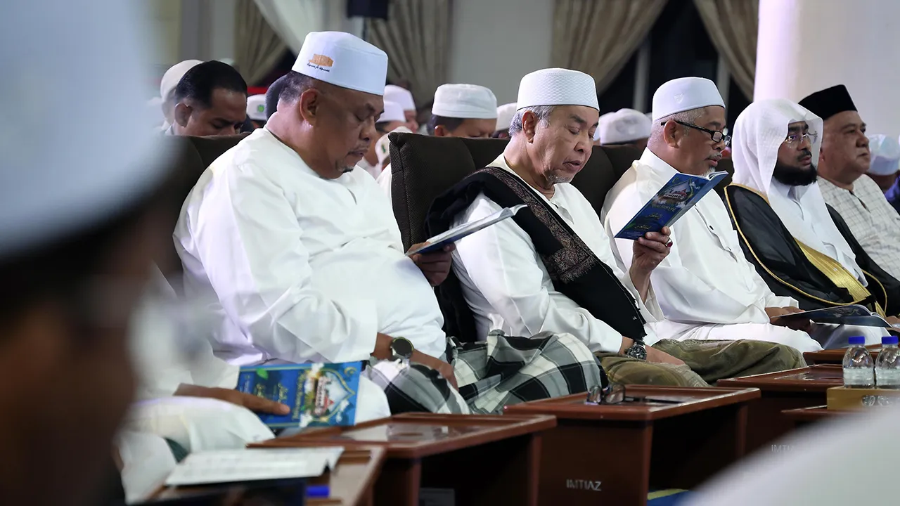 ALOR GAJAH, 21 Okt -- Timbalan Perdana Menteri merangkap Menteri Kemajuan Desa dan Wilayah Datuk Seri Dr Ahmad Zahid Hamidi (duduk,dua, kiri) membaca bacaan Ratib Al-Attas pada Program Melaka Bermunajat di Masjid Salmah Khamis, Masjid Tanah hari ini.  Turut hadir, Ketua Menteri Melaka Datuk Seri Ab Rauf Yusoh (duduk, kiri).  -- fotoBERNAMA (2026) HAK CIPTA TERPELIHARA