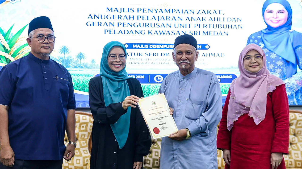 BATU PAHAT, 10 Okt - Menteri Perladangan dan Komoditi Datuk Seri Dr Noraini Ahmad (dua, kiri) menyampaikan geran kepada wakil unit Peladang Sri Dayung Mamy Kutti Hassan (dua, kanan) pada Majlis Penyampaian Zakat, Anugerah Pelajaran Anak Ahli dan Geran Pengurusan Unit Pertubuhan Peladang Sri Medan di Dewan Peladang Sri Medan hari ini.  - fotoBERNAMA (2026) HAK CIPTA TERPELIHARA