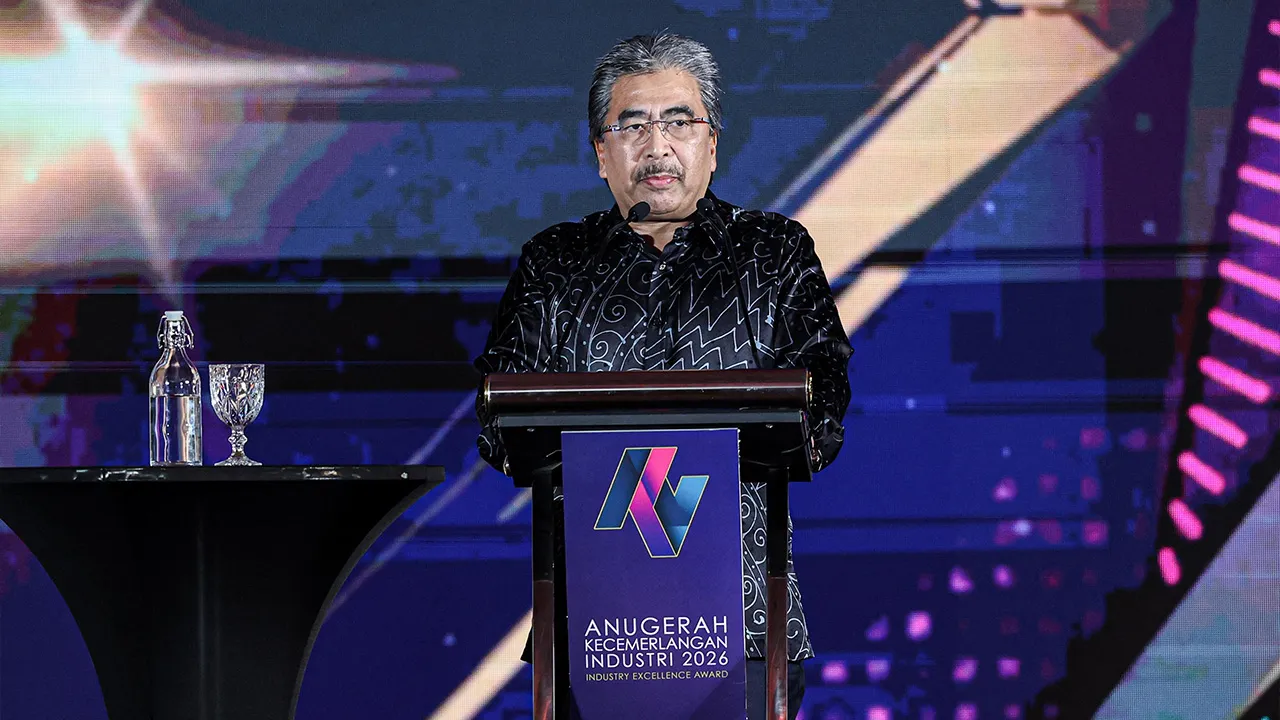 Johari menyampaikan ucapan pada Majlis Anugerah Kecemerlangan Industri (AKI) 2026 di Menara MITI hari ini.  - Gambar Bernama