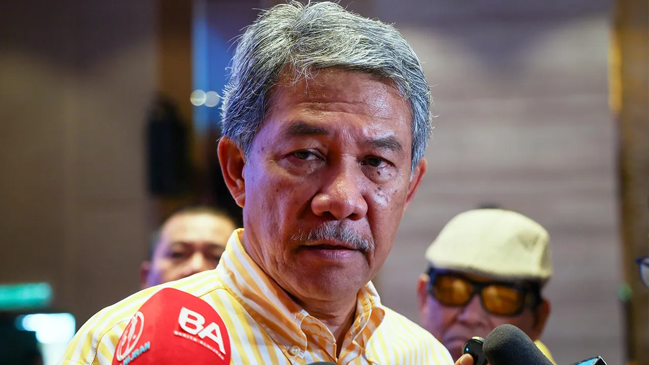 MELAKA, 18 Okt -- Menteri Luar Negeri merangkap Penaung Persatuan Solidariti Nasional (PerSoNa) Kebangsaan Datuk Seri Mohamad Hasan menjawab pertanyaan media pada majlis Perasmian Penutupan Persidangan Agung Kebangsaan PerSoNa Kali Ke-10 Sesi 2025 hari ini.  --fotoBERNAMA (2026) HAK CIPTA TERPELIHARA