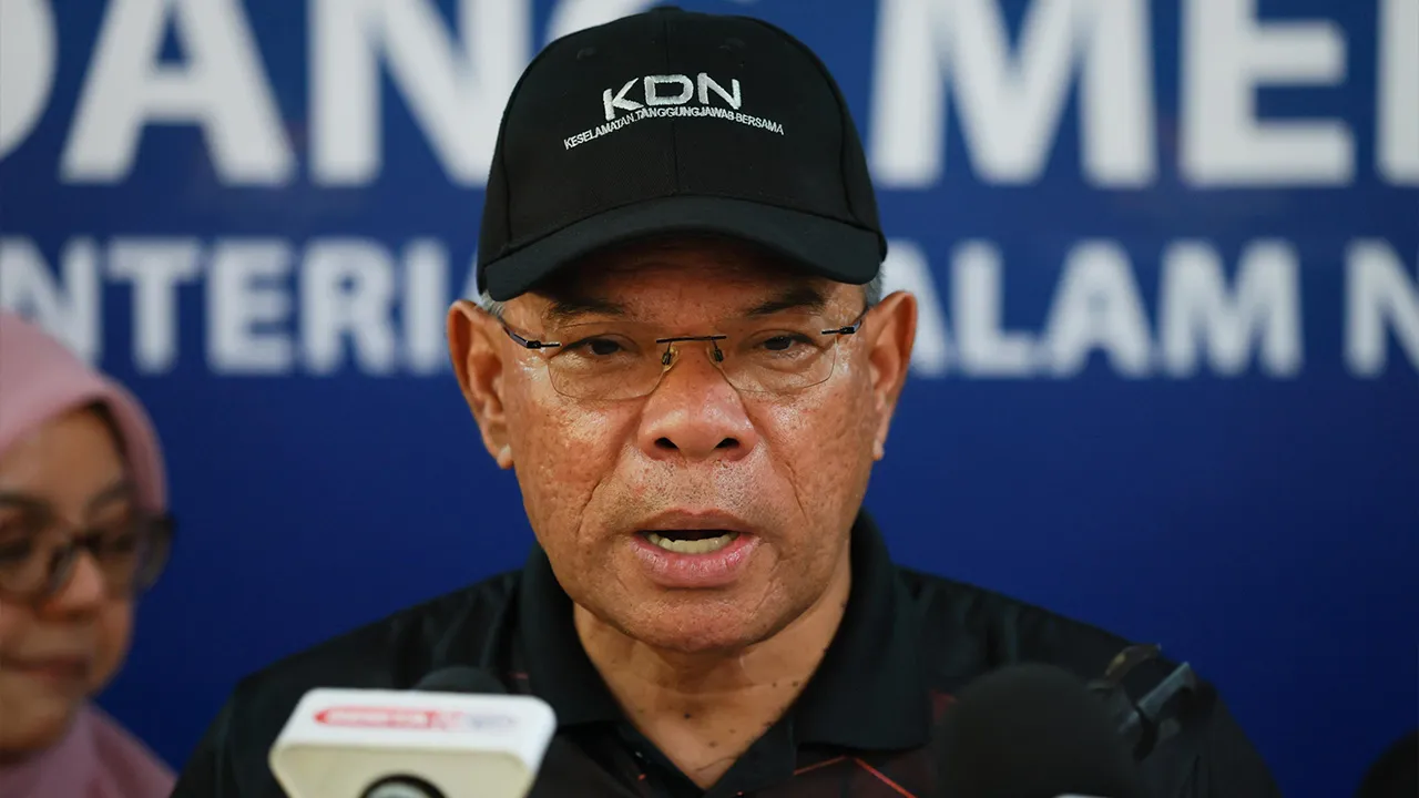 MACHANG, 17 Okt -- Menteri Dalam Negeri Datuk Seri Saifuddin Nasution Ismail bercakap ketika sidang media pada Majlis Peluncuran Kampung Angkat MADANI dan Sekolah Angkat Malaysia MADANI Tahun 2026 di Sekolah Kebangsaan Jambu Lawar hari ini.  --fotoBERNAMA (2026) HAK CIPTA TERPELIHARA